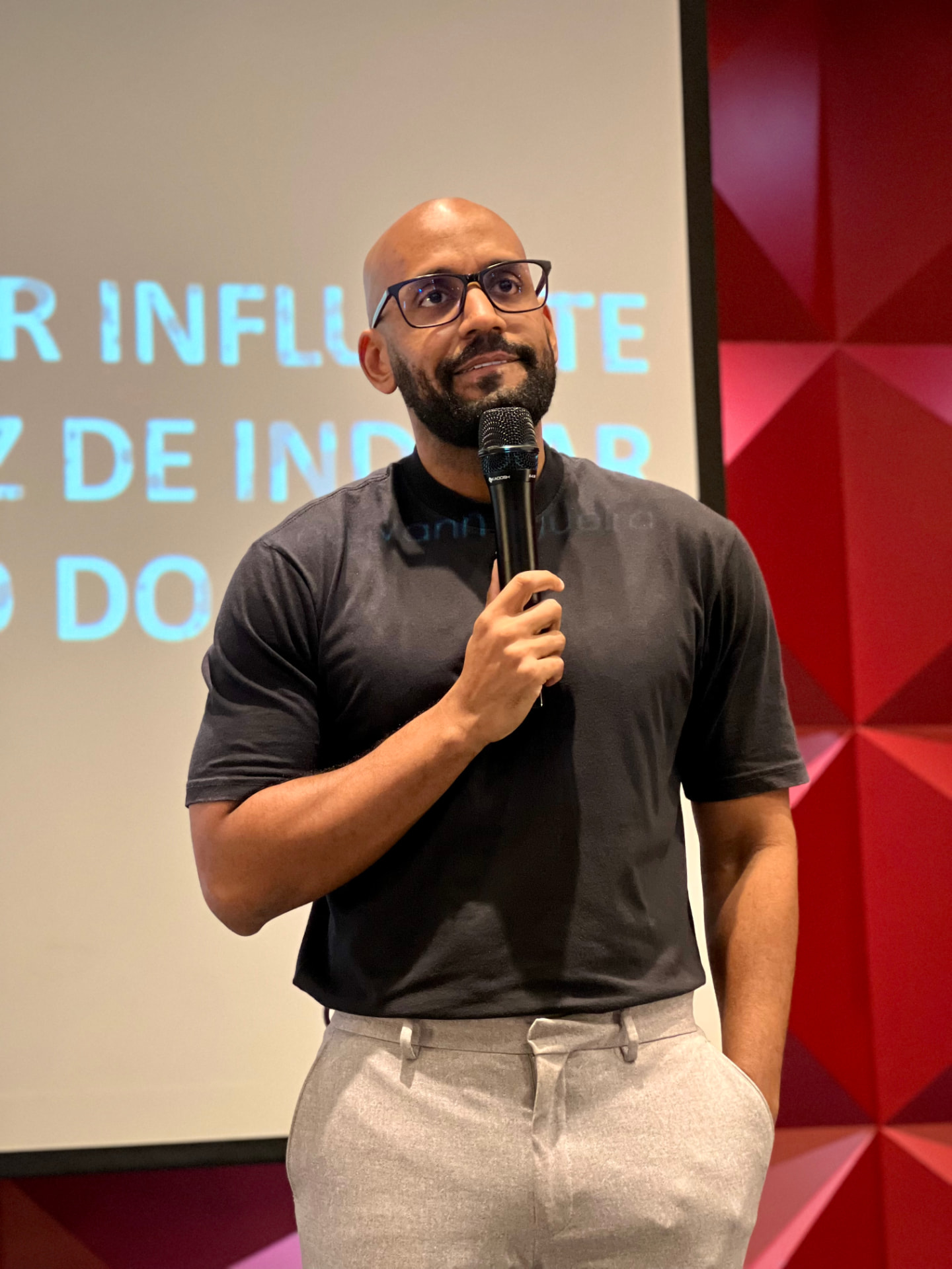 Facilitador da Escola Bazza ao microfone em palestra