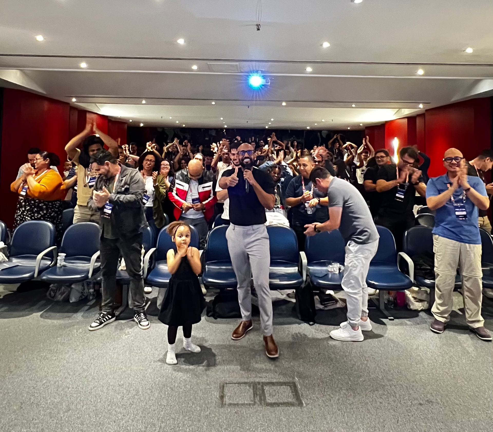 Turma de treinamento da Escola Bazza celebrando em sala