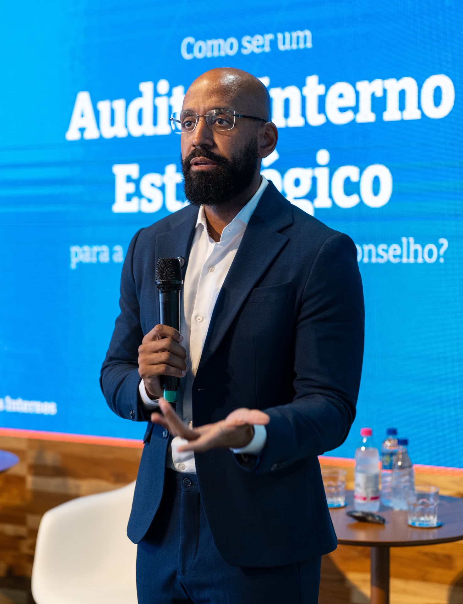 Facilitador da Escola Bazza palestrando em auditório