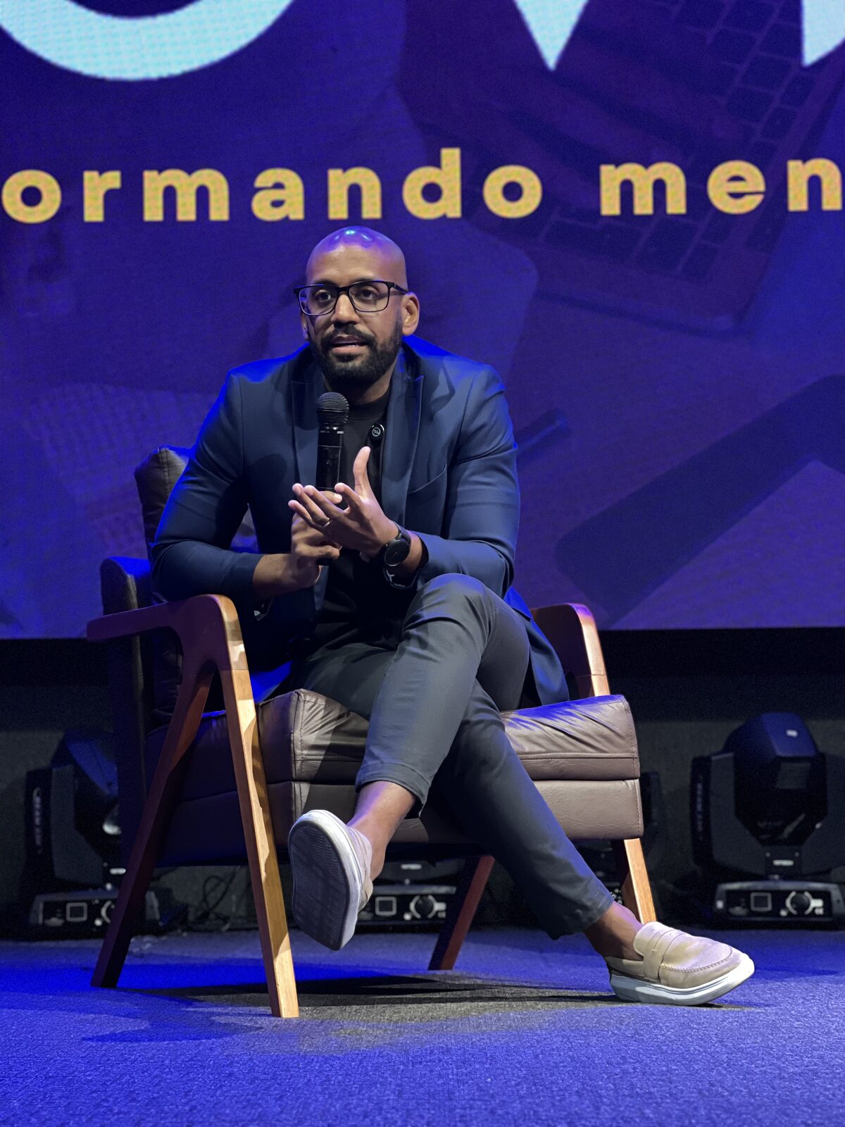 Fundador da Escola Bazza palestrando em um palco